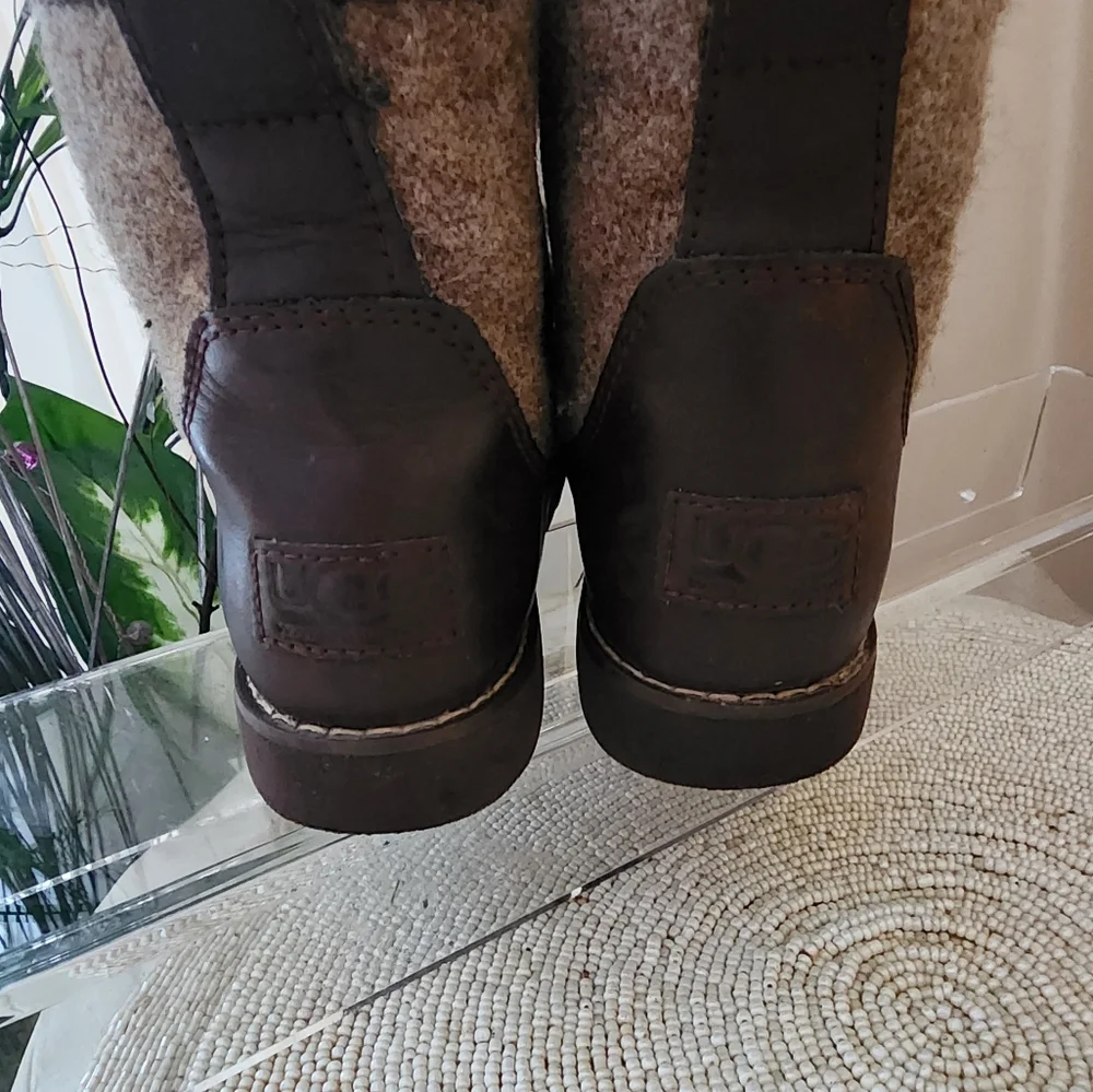 UGGS Bayson leather waterproof brown ankle boots wool snow zip unisex kid size 1